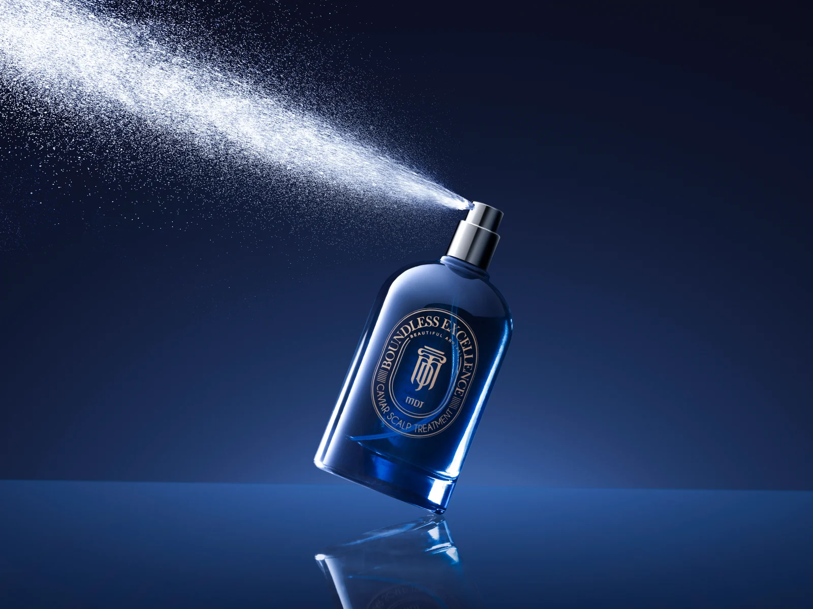 MDJ 鱘魚子豐韻頭皮養髮液 100 ml 取下瓶蓋後的銀色噴頭，噴出細緻水霧